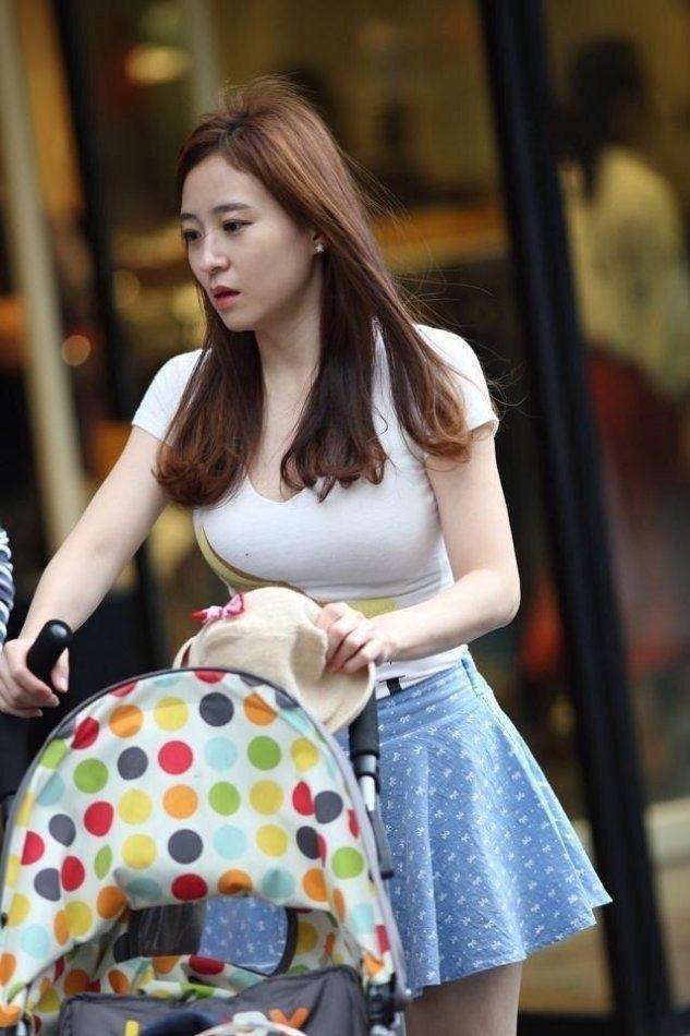 街拍辣妈: 素颜出街的辣妈美女, 丰韵十足, 连花季少女都要羡慕呢