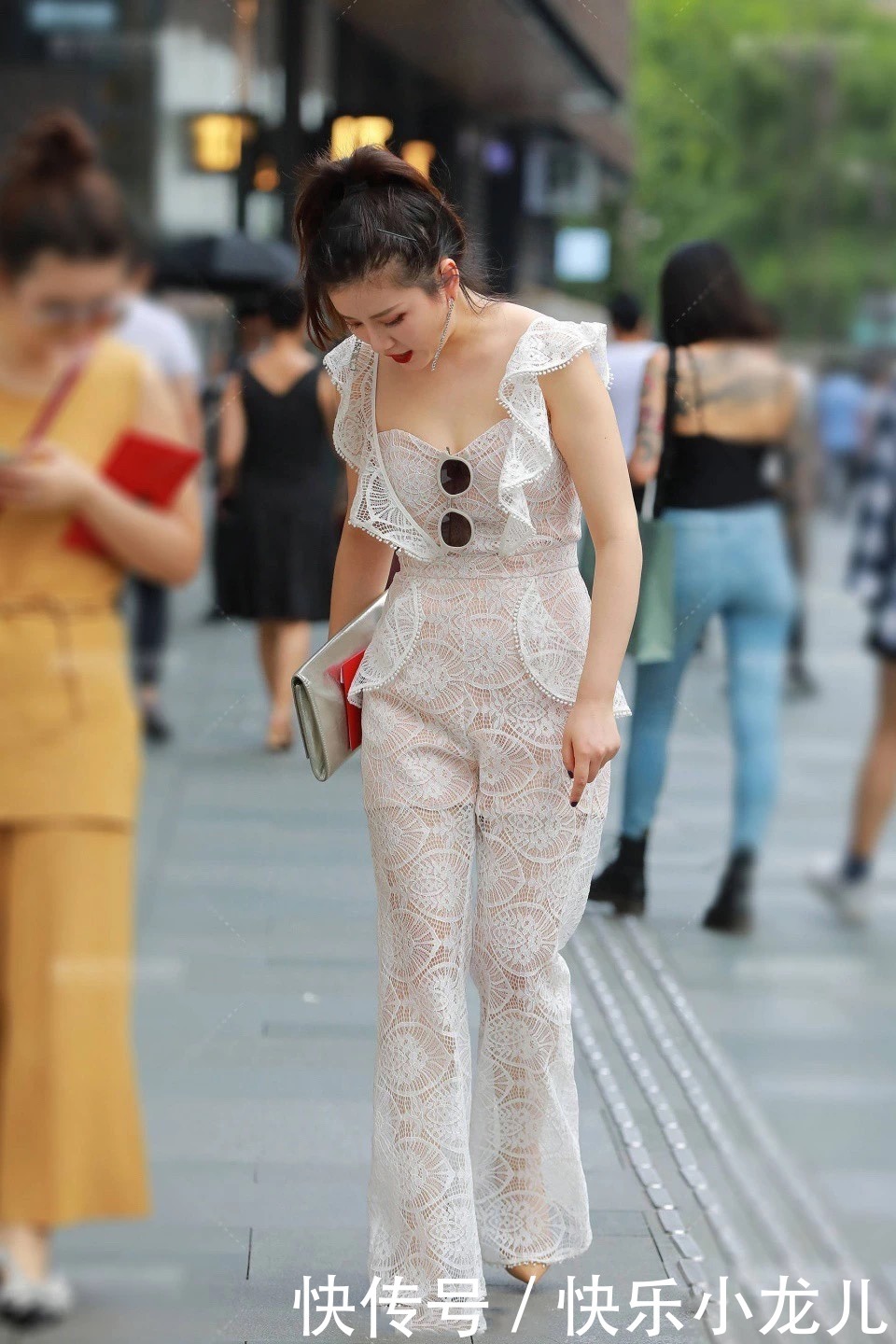  姐姐@街拍：拜托了姐姐，下次出门请一定，穿一件合身的衣服！