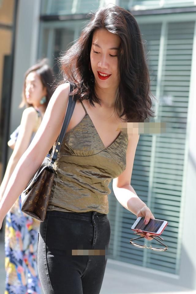 简约动人的紧身裤美女，轻松展现出性感迷人的身材，显现时尚魅力