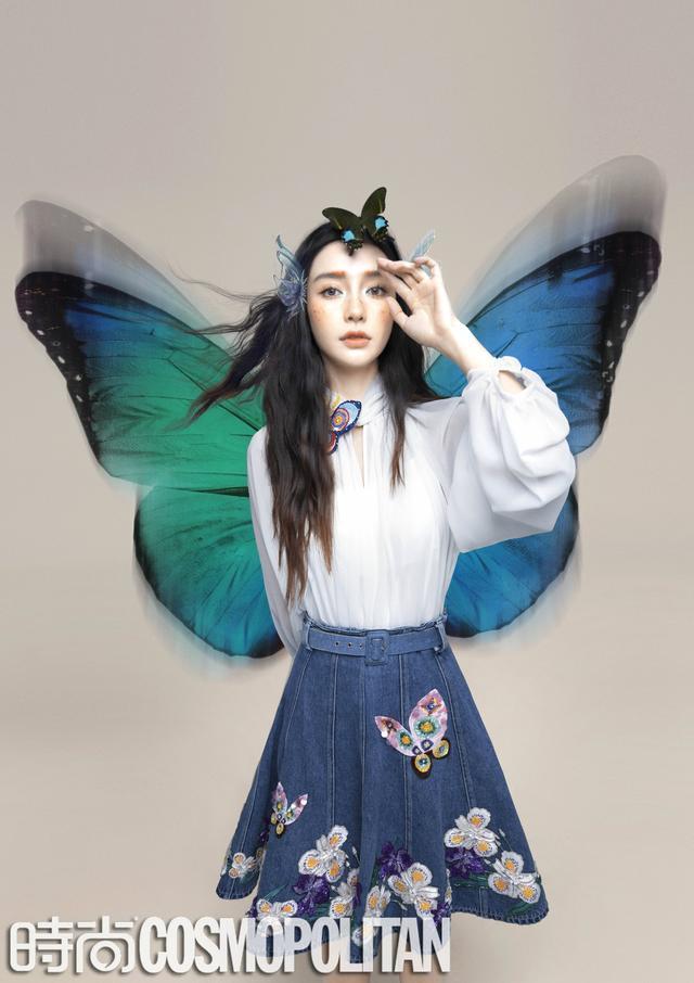 『辣妈』Anglebaby罕见晒娃,亲子装摘草莓,红色毛衣隐约辣妈身材