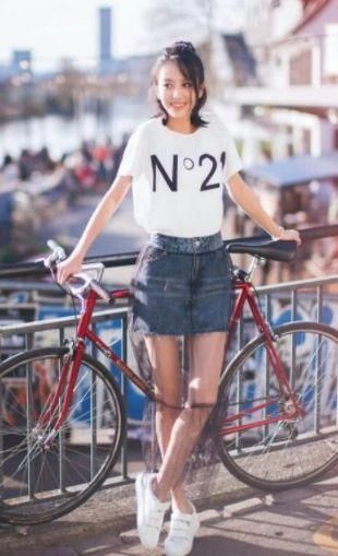 佟丽娅站姿堪称一绝，双腿间几乎为零，好美