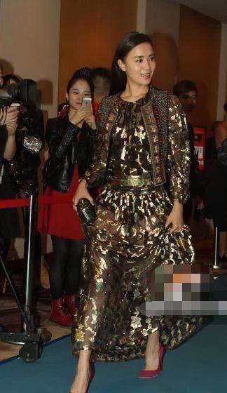 宋佳这裙子也太透了吧!三角区黑毛都看得见网友:白百何都没你疯狂