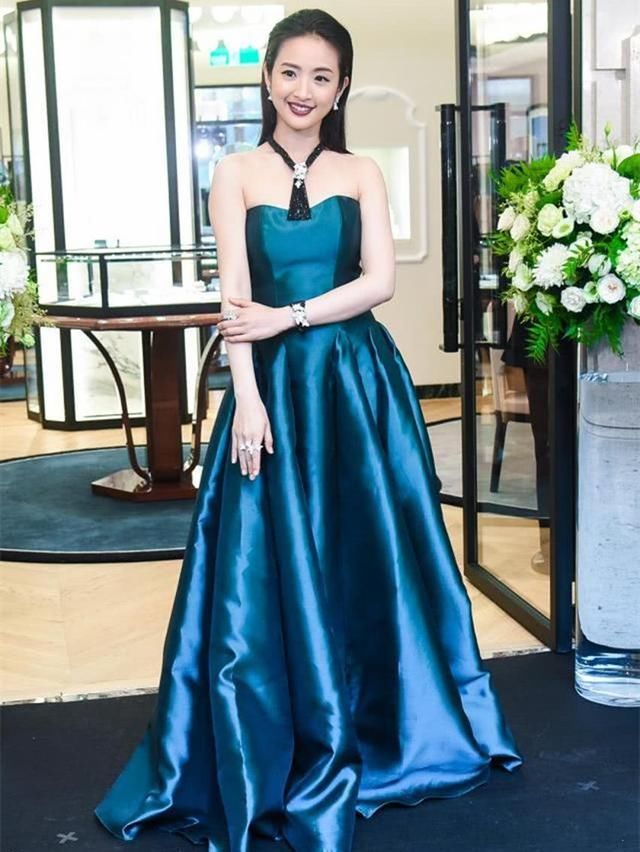 林依晨穿抹胸裙好优雅，可妆容却放飞自我，中毒色口红赶上那英!