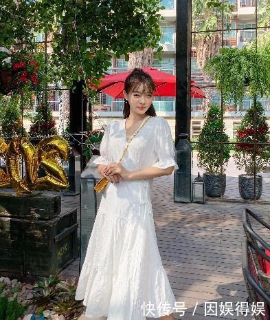  [春天]春天怎么穿最温柔？浪漫的碎花连衣裙最应景，初恋白裙装最受欢迎