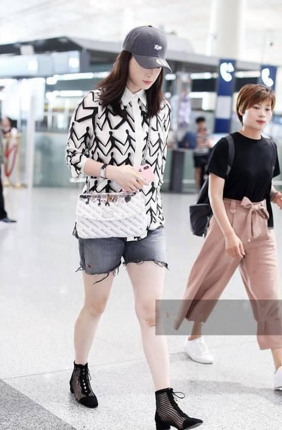 蒋欣这大粗腿穿短裤真心不好看,网友:确实挺胖的,至少140斤