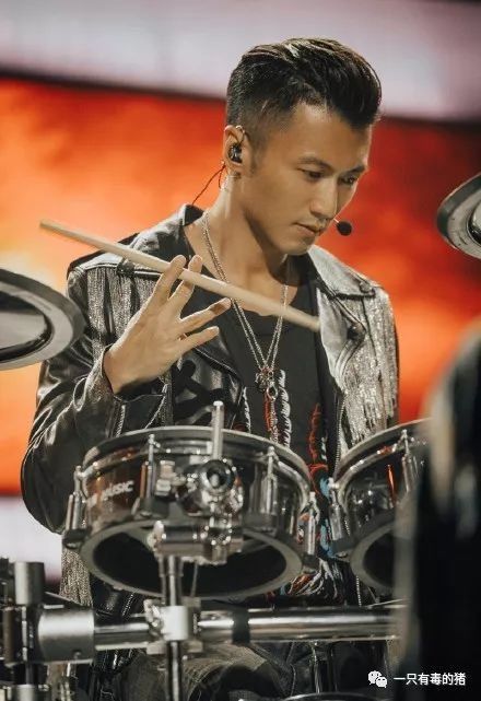 卸了妆的王一博和鹿晗，一点都不娘