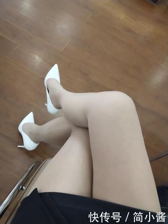 弧度优美的尖头细高跟，上脚毫无累赘感