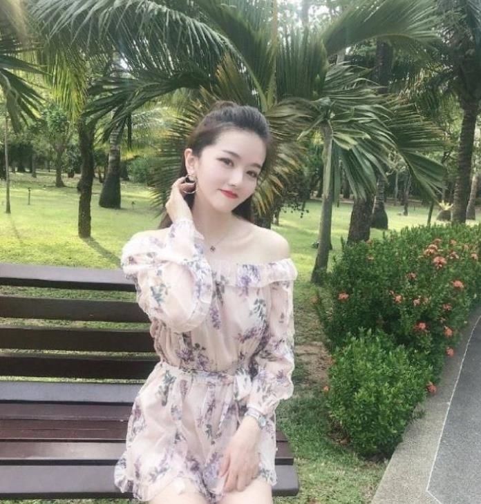  「不失」街拍：优雅性感又不失可爱的小姐姐，秀出精致的身材曲线！