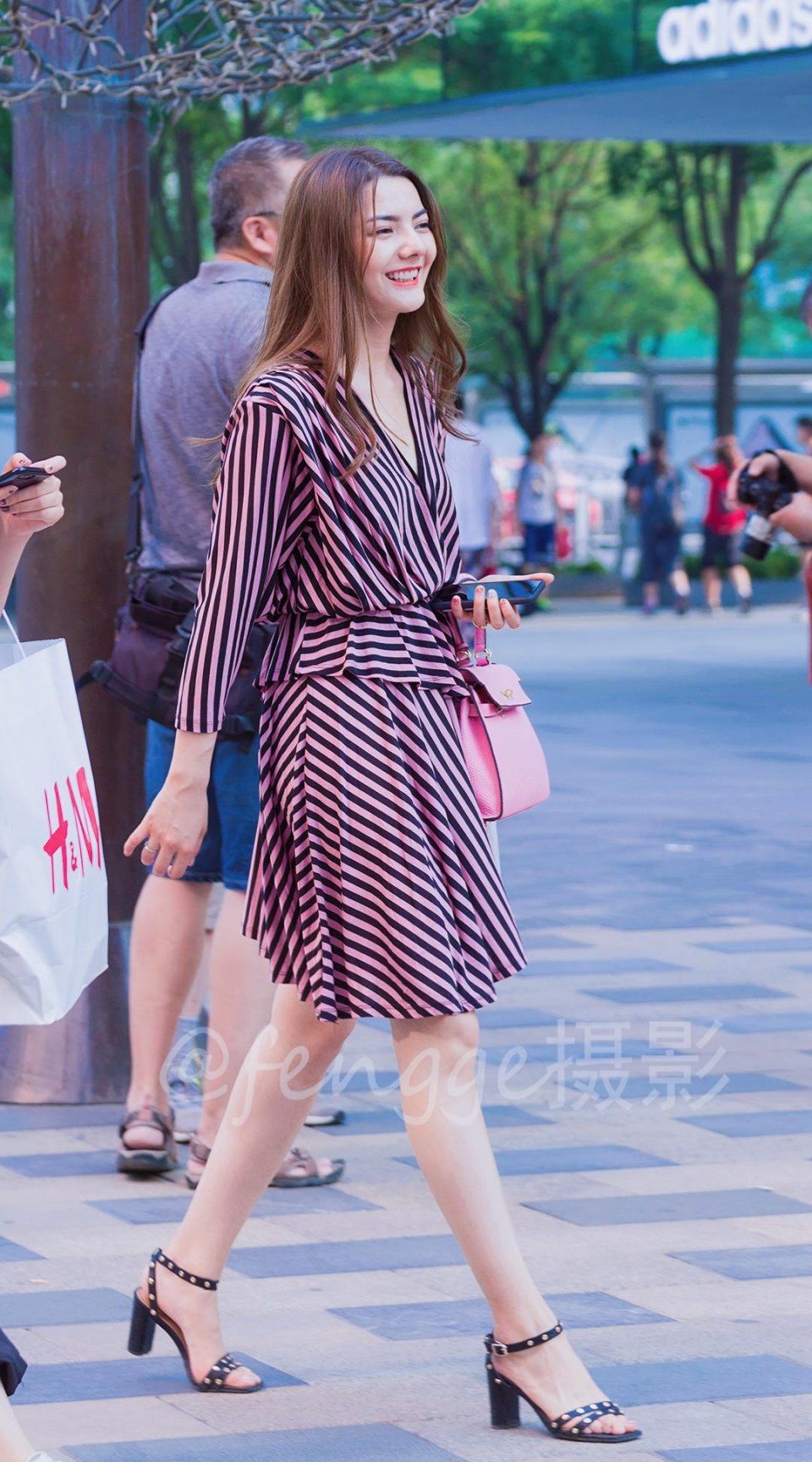 街拍:三里屯来了个美丽的少数民族姑娘