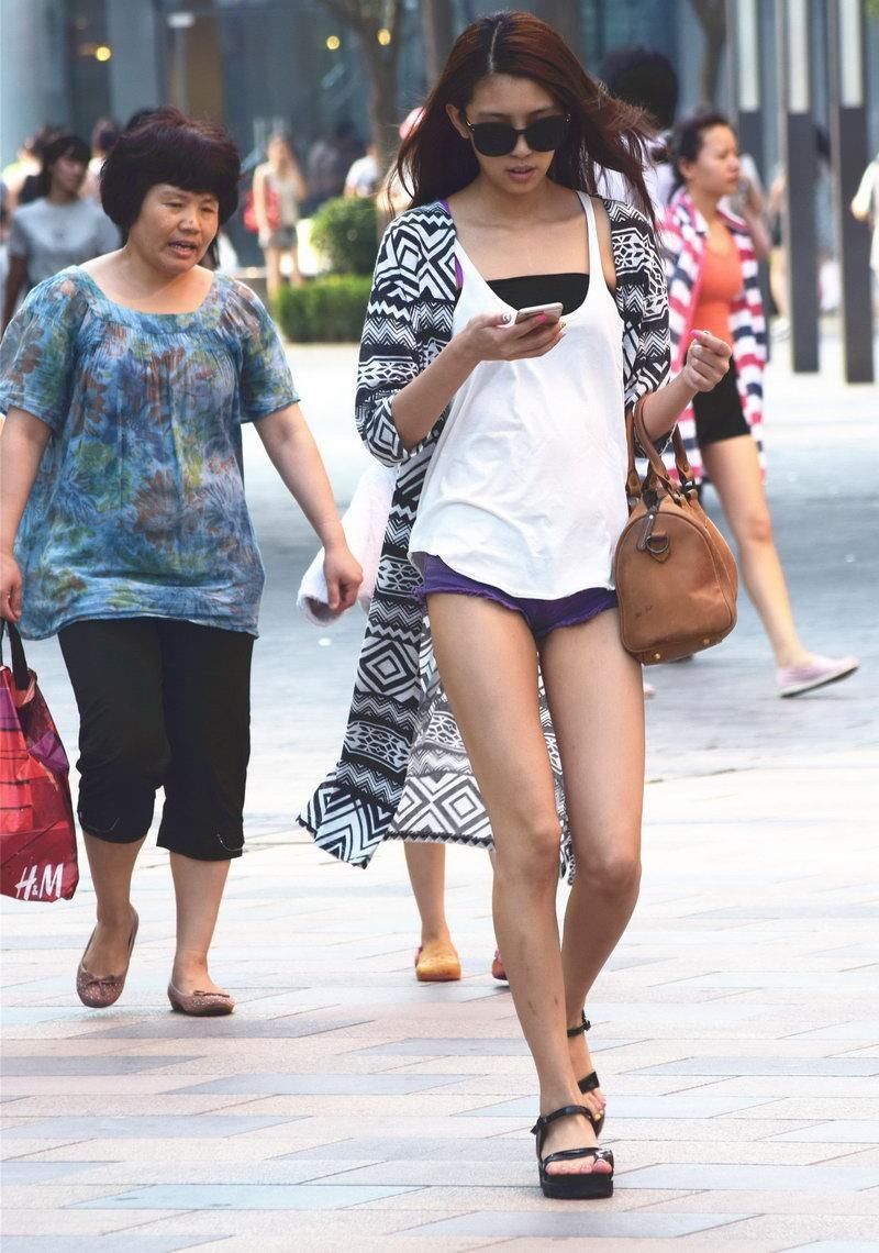 高挑美女广场街拍，气质出众美腿迷人！
