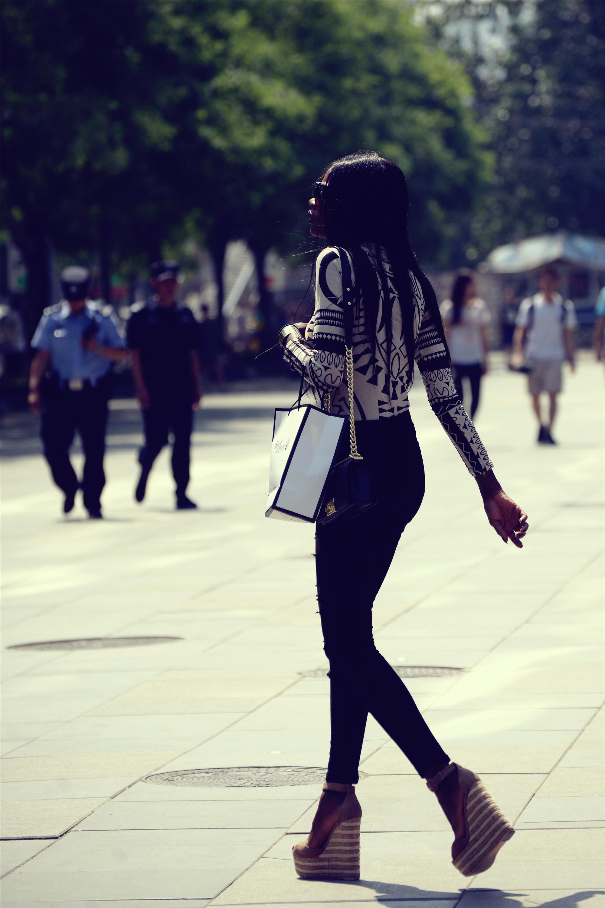 这位姑娘用高腰破洞牛仔裤和一双坡跟鞋，搭配出了全是腿的效果