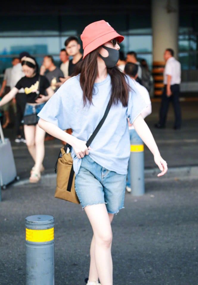 倪妮简约look很吸睛，这裤子是自己剪的?参差不齐却很时尚!