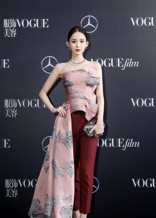 『 抹胸』穿拖地款抹胸配9分裤亮相，172cm高腿真的长，古力娜扎美出新高度