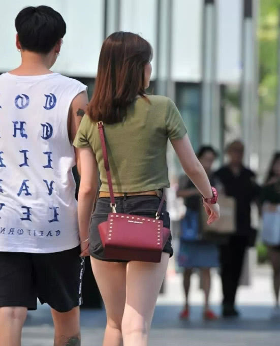 性感小姐姐身穿短体恤搭配超短裤，丰满的上围十分迷人很有风味，