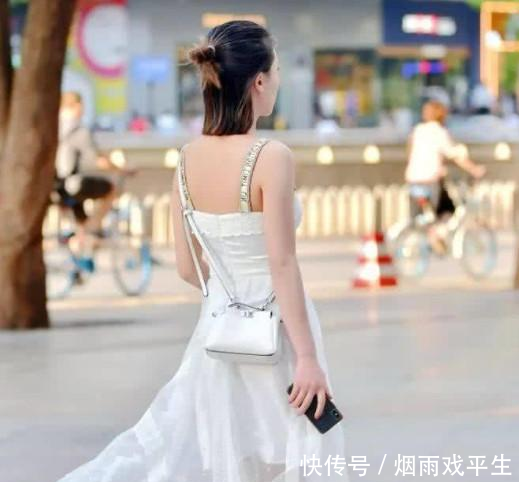 街拍图2的“大樱桃”让我大开眼界,一脸娇羞的样子!