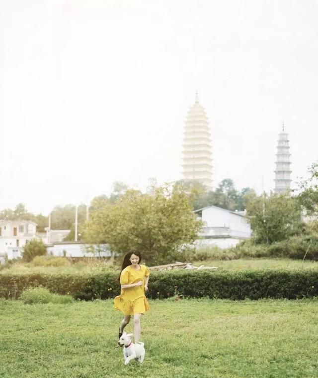 你在成都的寒冷中瑟瑟发抖，我在大理的艳阳里四季如春