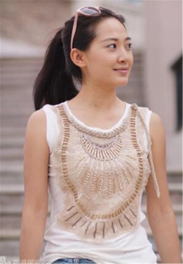 聂远老婆素颜真耐看，连眉毛都不用化，细看却撞脸应采儿了！