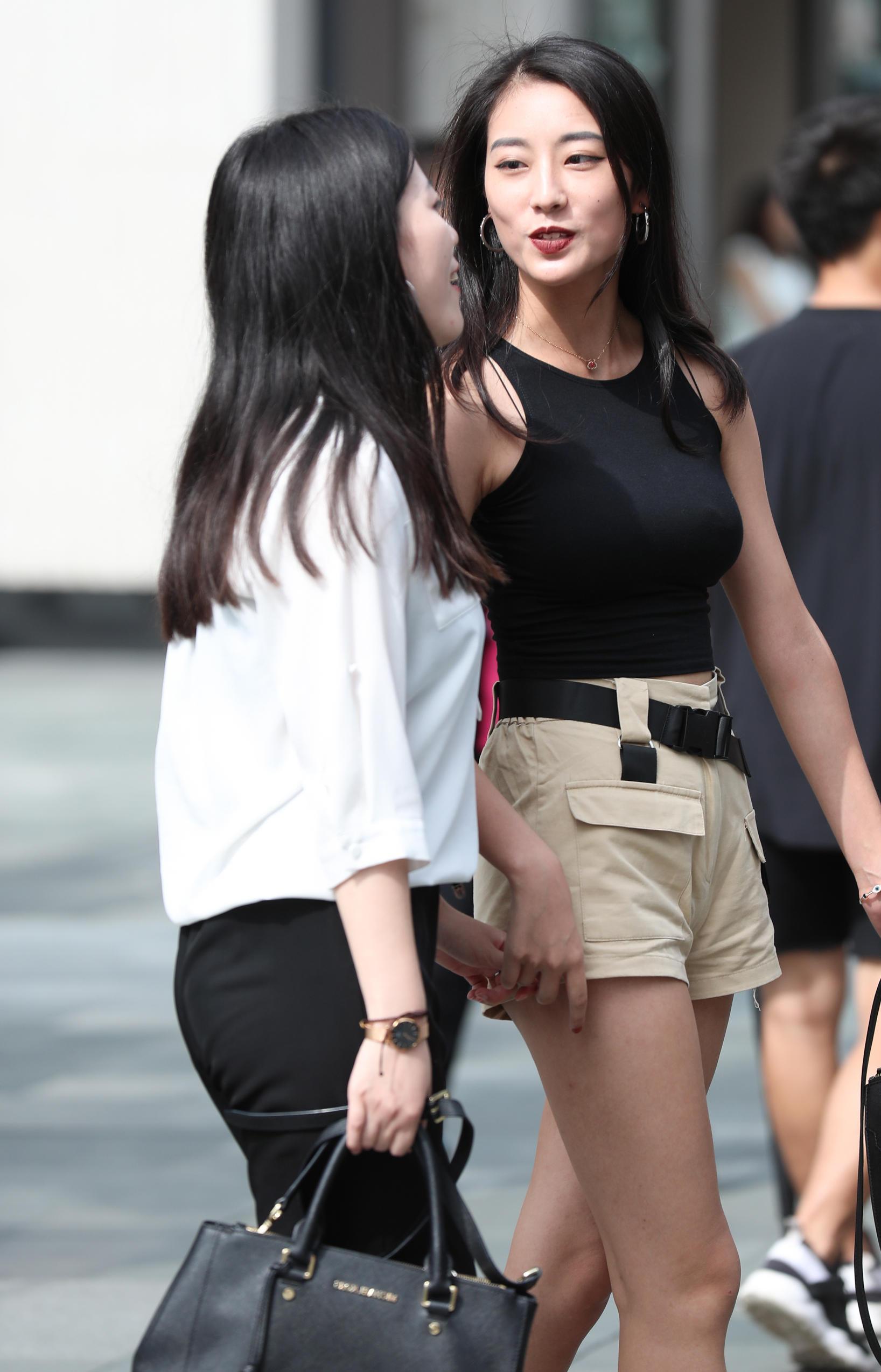 街拍：气质小姐姐紧身吊带超短裤尽显饱满身材，旁边闺蜜也不错
