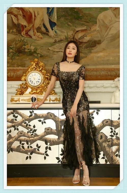 秦岚也会衣品成谜？西装裤上挂薄纱，网友：放个屁不就吹起来了？