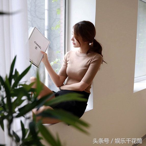 模特装扮简约优雅大方，手拿书本背肩包有职业女性风范儿