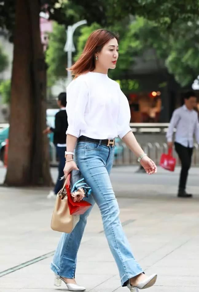 街拍:侧颜很淑女,蛮有气质的一位性感美女