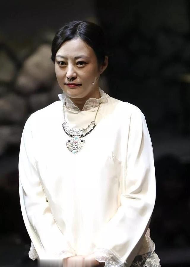 老态■脸部发福显疲态，化浓妆也遮不住老态，郝蕾二次离婚后大变样