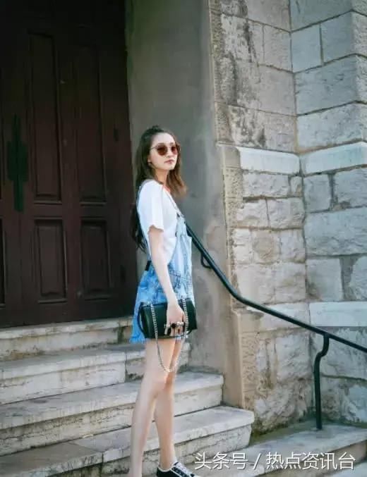 关晓彤的鞋子丑就算了，还被修图师坑，网友:膝盖都被p没了