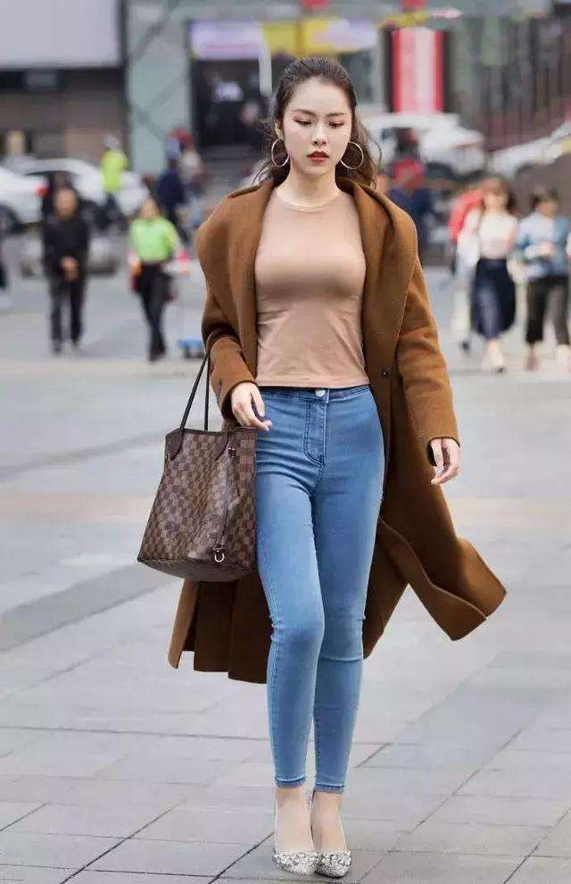 街拍：小姐姐正面看着挺正经的，牛仔裤的破洞让你青春无限