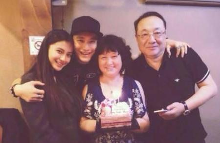 黄晓明深夜发声明称绝没操纵股市，“怪我理财不谨慎”，我应代母