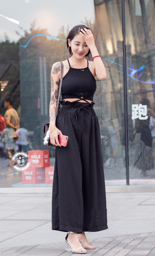 路人街拍,花臂小姐姐,笑起来有点小酒窝特别美