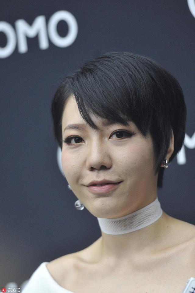 这人竟是吴莫愁？是整容还是化妆术？两条眉毛换张脸