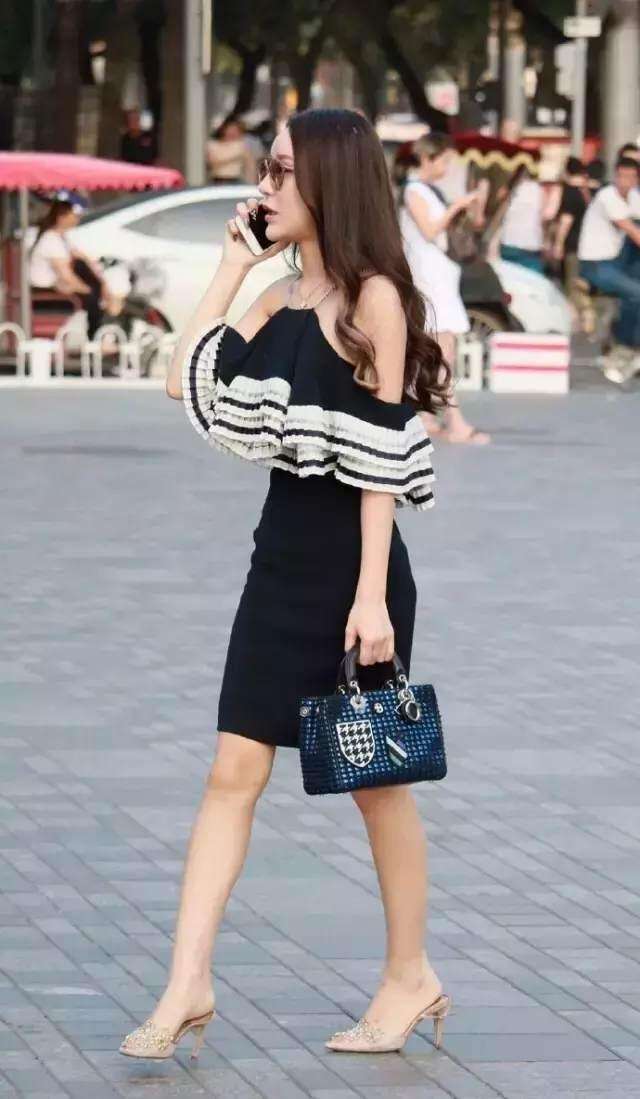 街拍: 筷子腿小姐姐穿个衬衫就出门, 完全不怕被看见