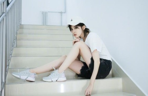 古力娜扎穿短裤秀长腿 双手托腮俏皮可爱