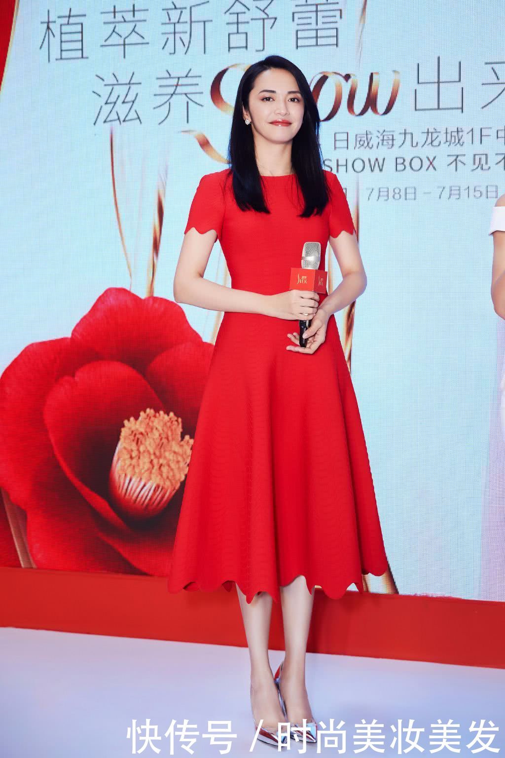 姚晨穿印花裙出街，脚却穿了双过膝长靴，网友：你是冷还是热啊？