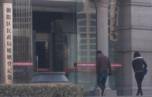 唐嫣罗晋低调现身民政局领证，谣言不攻自破，杨幂：恭喜