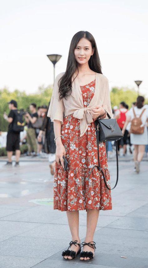 街拍：美女就是会穿，高开叉连衣裙真的是太美了！