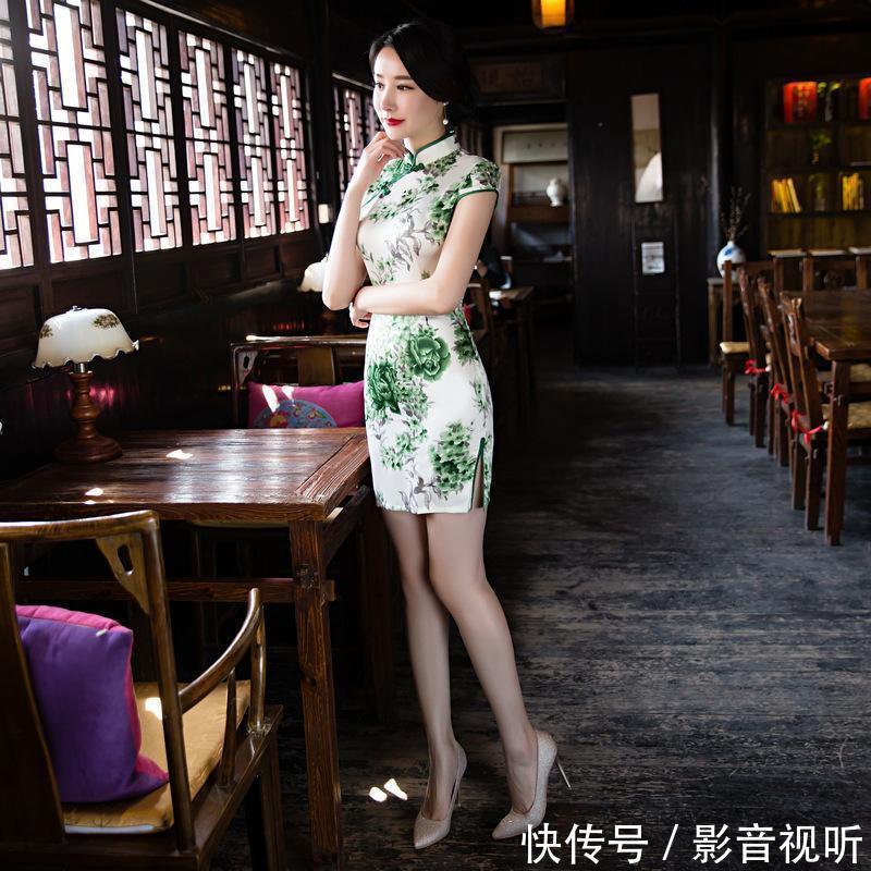 显腿细的开高衩旗袍，薄而不透超美嫩
