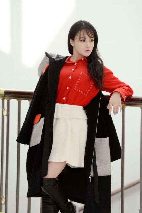 98斤徐冬冬和96斤冉莹颖同穿红衣，网友:凭胸而论身材都挺好