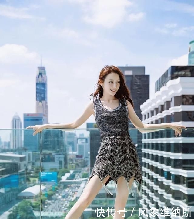迪丽■流苏裙角开到大腿根，撩男也撩女，有一种性感叫迪丽热巴穿短裙