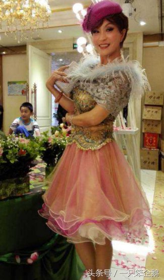 她连做手术都要化妆 63岁却活得像少女