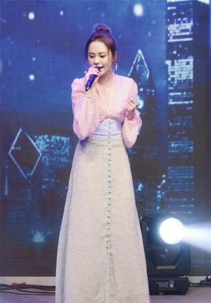  『呈现的更』阿娇终于穿对了，黑色V领连衣裙至少显瘦10斤，终于信是110斤了