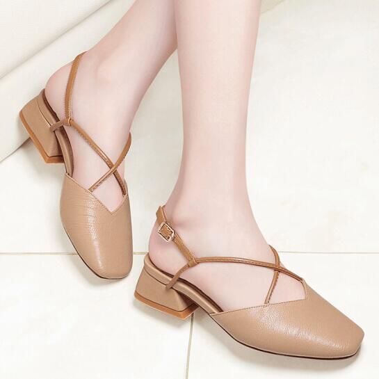 32岁的小姨是个时髦精，新买的凉鞋太惊艳了，洋气又有女人味