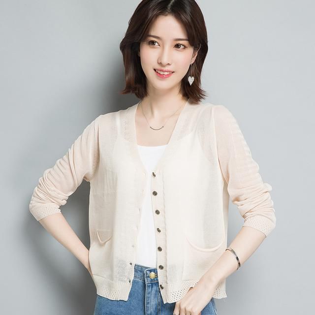 妈妈去趟上海旅游，回家把真丝裙全扔了！换上超减龄的开衫