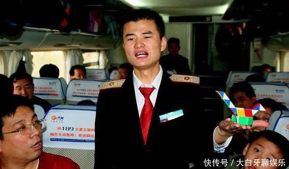  关系：火车上总能遇到推销员，他们身穿工作服，和火车站是什么