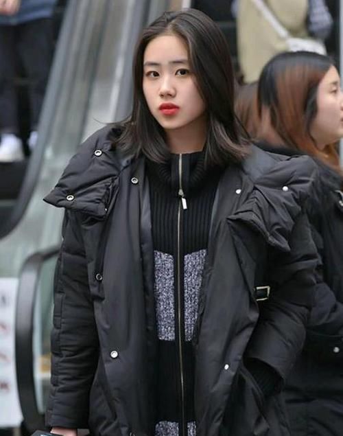  气质■街拍：眉清目秀的小姐姐，一件黑色背心配牛仔短裤，时尚魅力气质