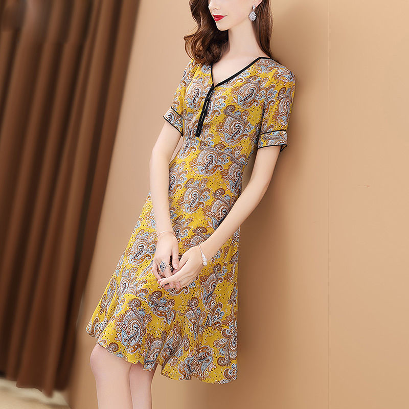 丰满的女人要穿收腰衣服，前凸后翘迷死人，回头率一路飙升