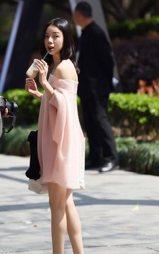 时尚小姐姐穿粉色一字肩连衣裙,俏皮上围很吸睛