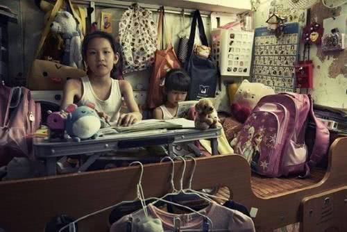  『穷人』现实中的香港：穷人睡猪笼，住垃圾堆；富人使劲吸血！