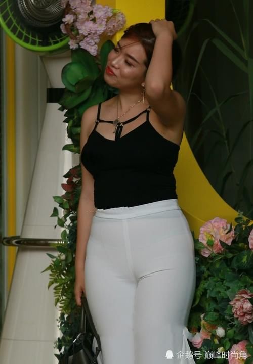 丰满胖姐姐黑白紧身装，穿出不一样的时尚美，丰腴翘臀吸睛无数！