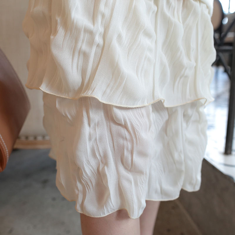 女人过了40要打扮的嫩一点，穿这卫衣裙+平底鞋，时髦小清新范